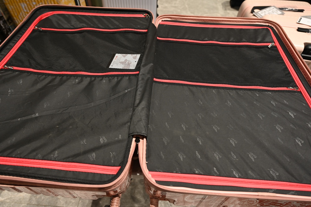 嘉義行李箱特賣會。嘉義in89豪華影城 加賀屋行李箱 全館990元起!前開式行李箱、鋁框箱、防潑水布箱、KANGOL、萬國行李箱、登機箱推薦! 嘉義行李箱特賣會。嘉義in89豪華影城 加賀屋行李箱 全館990元起!前開式行李箱、鋁框箱、防潑水布箱、KANGOL、萬國行李箱、登機箱推薦!