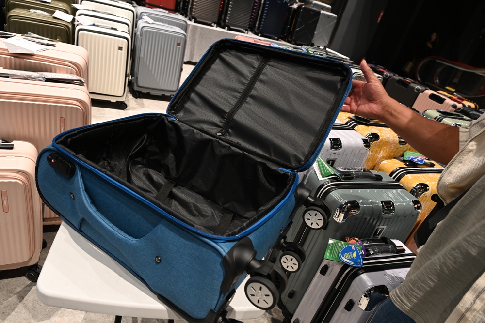 嘉義行李箱特賣會。嘉義in89豪華影城 加賀屋行李箱 全館990元起!前開式行李箱、鋁框箱、防潑水布箱、KANGOL、萬國行李箱、登機箱推薦! 嘉義行李箱特賣會。嘉義in89豪華影城 加賀屋行李箱 全館990元起!前開式行李箱、鋁框箱、防潑水布箱、KANGOL、萬國行李箱、登機箱推薦!