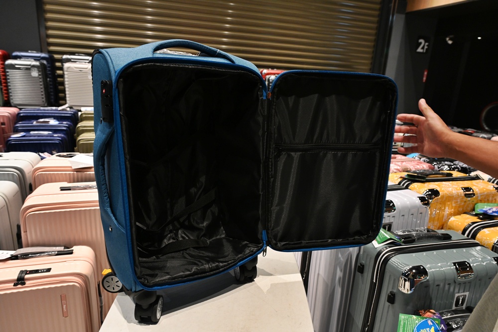 嘉義行李箱特賣會。嘉義in89豪華影城 加賀屋行李箱 全館990元起!前開式行李箱、鋁框箱、防潑水布箱、KANGOL、萬國行李箱、登機箱推薦! 嘉義行李箱特賣會。嘉義in89豪華影城 加賀屋行李箱 全館990元起!前開式行李箱、鋁框箱、防潑水布箱、KANGOL、萬國行李箱、登機箱推薦!