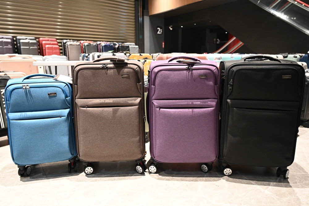 嘉義行李箱特賣會。嘉義in89豪華影城 加賀屋行李箱 全館990元起!前開式行李箱、鋁框箱、防潑水布箱、KANGOL、萬國行李箱、登機箱推薦! 嘉義行李箱特賣會。嘉義in89豪華影城 加賀屋行李箱 全館990元起!前開式行李箱、鋁框箱、防潑水布箱、KANGOL、萬國行李箱、登機箱推薦!