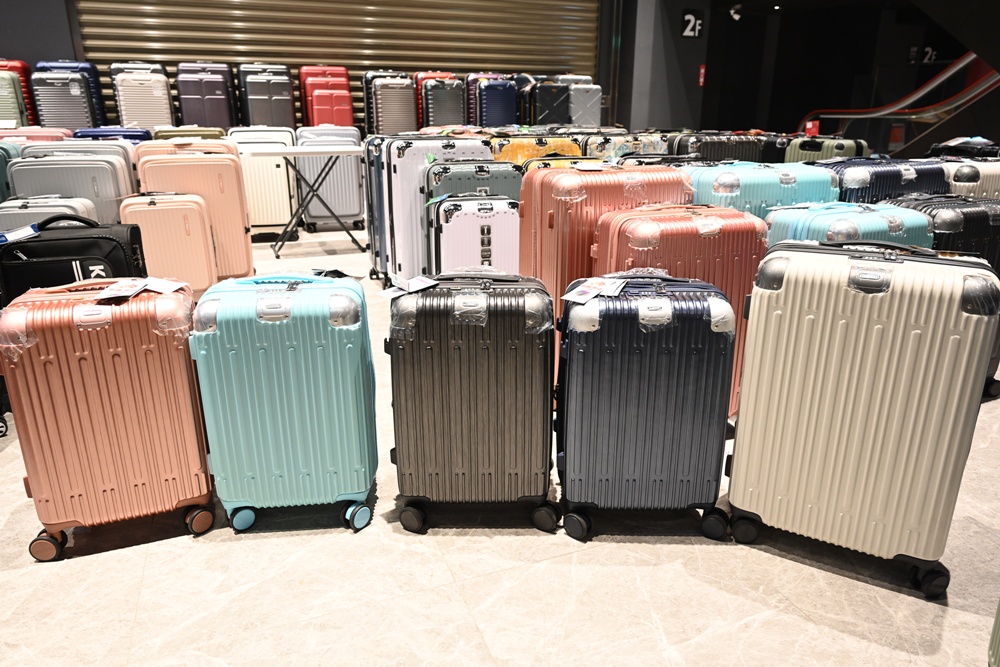 嘉義行李箱特賣會。嘉義in89豪華影城 加賀屋行李箱 全館990元起!前開式行李箱、鋁框箱、防潑水布箱、KANGOL、萬國行李箱、登機箱推薦! 嘉義行李箱特賣會。嘉義in89豪華影城 加賀屋行李箱 全館990元起!前開式行李箱、鋁框箱、防潑水布箱、KANGOL、萬國行李箱、登機箱推薦!