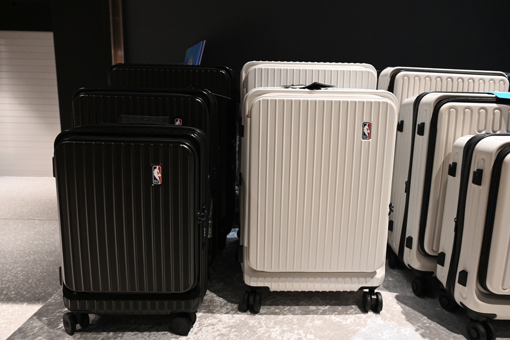 嘉義行李箱特賣會。嘉義in89豪華影城 加賀屋行李箱 全館990元起!前開式行李箱、鋁框箱、防潑水布箱、KANGOL、萬國行李箱、登機箱推薦! 嘉義行李箱特賣會。嘉義in89豪華影城 加賀屋行李箱 全館990元起!前開式行李箱、鋁框箱、防潑水布箱、KANGOL、萬國行李箱、登機箱推薦!