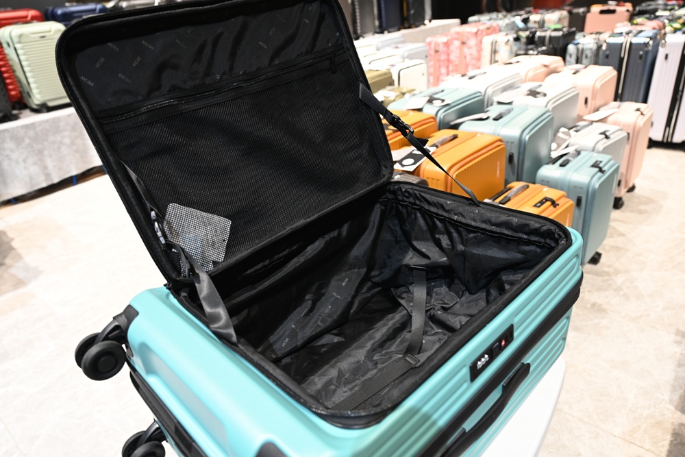 嘉義行李箱特賣會。嘉義in89豪華影城 加賀屋行李箱 全館990元起!前開式行李箱、鋁框箱、防潑水布箱、KANGOL、萬國行李箱、登機箱推薦! 嘉義行李箱特賣會。嘉義in89豪華影城 加賀屋行李箱 全館990元起!前開式行李箱、鋁框箱、防潑水布箱、KANGOL、萬國行李箱、登機箱推薦!