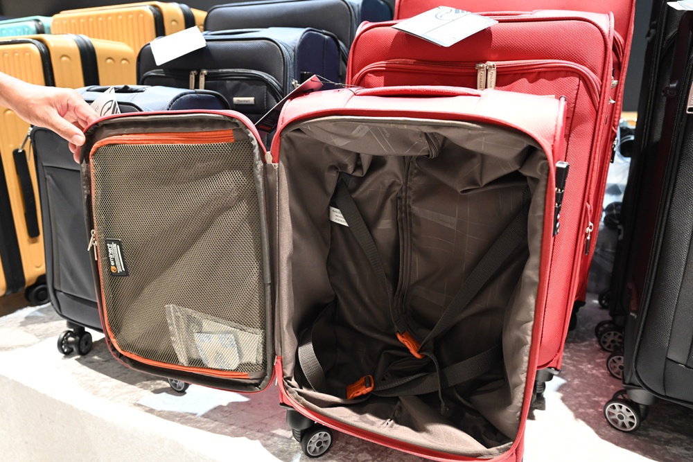 嘉義行李箱特賣會。嘉義in89豪華影城 加賀屋行李箱 全館990元起!前開式行李箱、鋁框箱、防潑水布箱、KANGOL、萬國行李箱、登機箱推薦! 嘉義行李箱特賣會。嘉義in89豪華影城 加賀屋行李箱 全館990元起!前開式行李箱、鋁框箱、防潑水布箱、KANGOL、萬國行李箱、登機箱推薦!