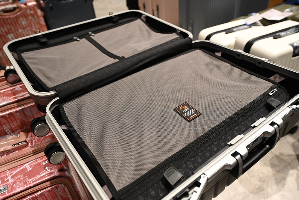 嘉義行李箱特賣會。嘉義in89豪華影城 加賀屋行李箱 全館990元起!前開式行李箱、鋁框箱、防潑水布箱、KANGOL、萬國行李箱、登機箱推薦! 嘉義行李箱特賣會。嘉義in89豪華影城 加賀屋行李箱 全館990元起!前開式行李箱、鋁框箱、防潑水布箱、KANGOL、萬國行李箱、登機箱推薦!