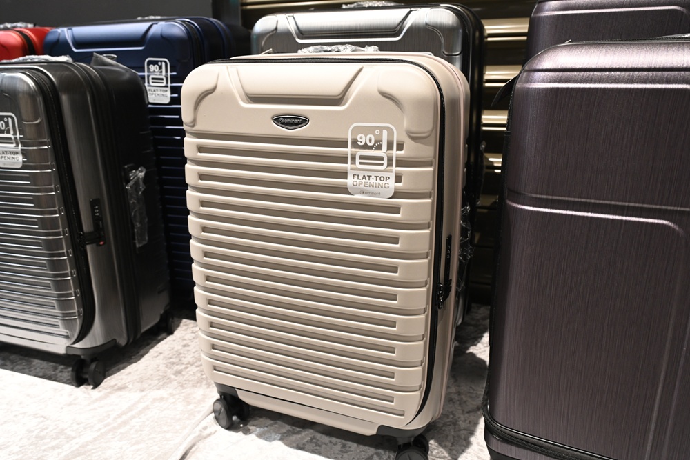 嘉義行李箱特賣會。嘉義in89豪華影城 加賀屋行李箱 全館990元起!前開式行李箱、鋁框箱、防潑水布箱、KANGOL、萬國行李箱、登機箱推薦! 嘉義行李箱特賣會。嘉義in89豪華影城 加賀屋行李箱 全館990元起!前開式行李箱、鋁框箱、防潑水布箱、KANGOL、萬國行李箱、登機箱推薦!