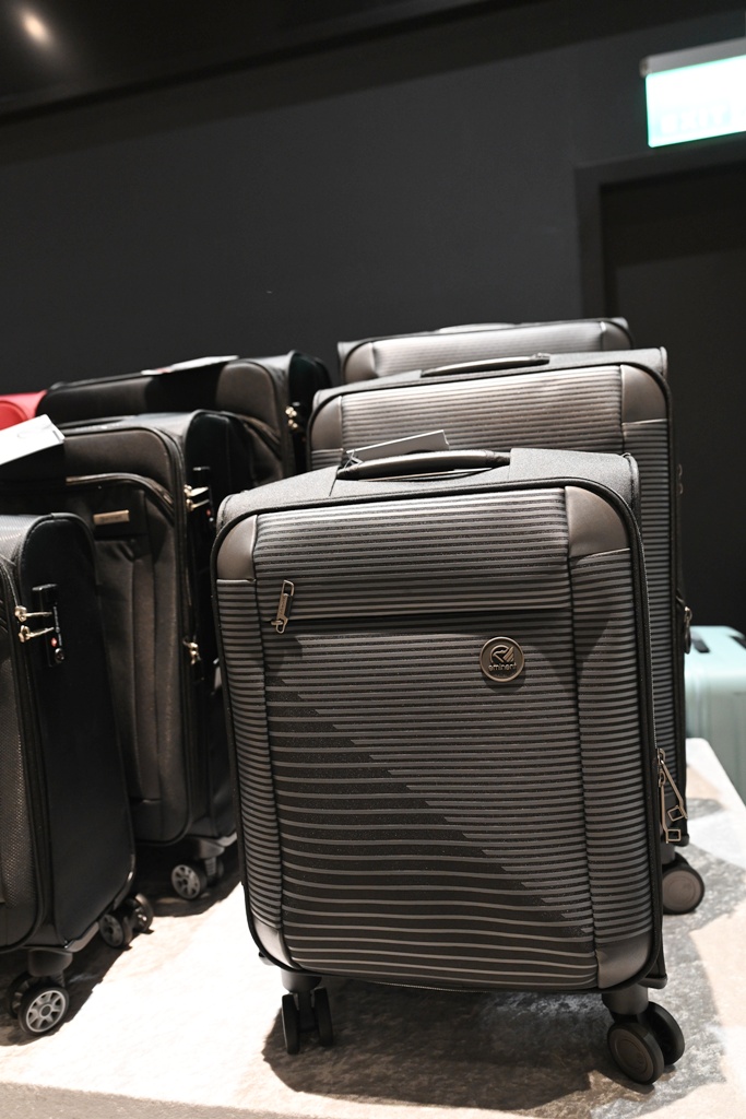 嘉義行李箱特賣會。嘉義in89豪華影城 加賀屋行李箱 全館990元起!前開式行李箱、鋁框箱、防潑水布箱、KANGOL、萬國行李箱、登機箱推薦! 嘉義行李箱特賣會。嘉義in89豪華影城 加賀屋行李箱 全館990元起!前開式行李箱、鋁框箱、防潑水布箱、KANGOL、萬國行李箱、登機箱推薦!