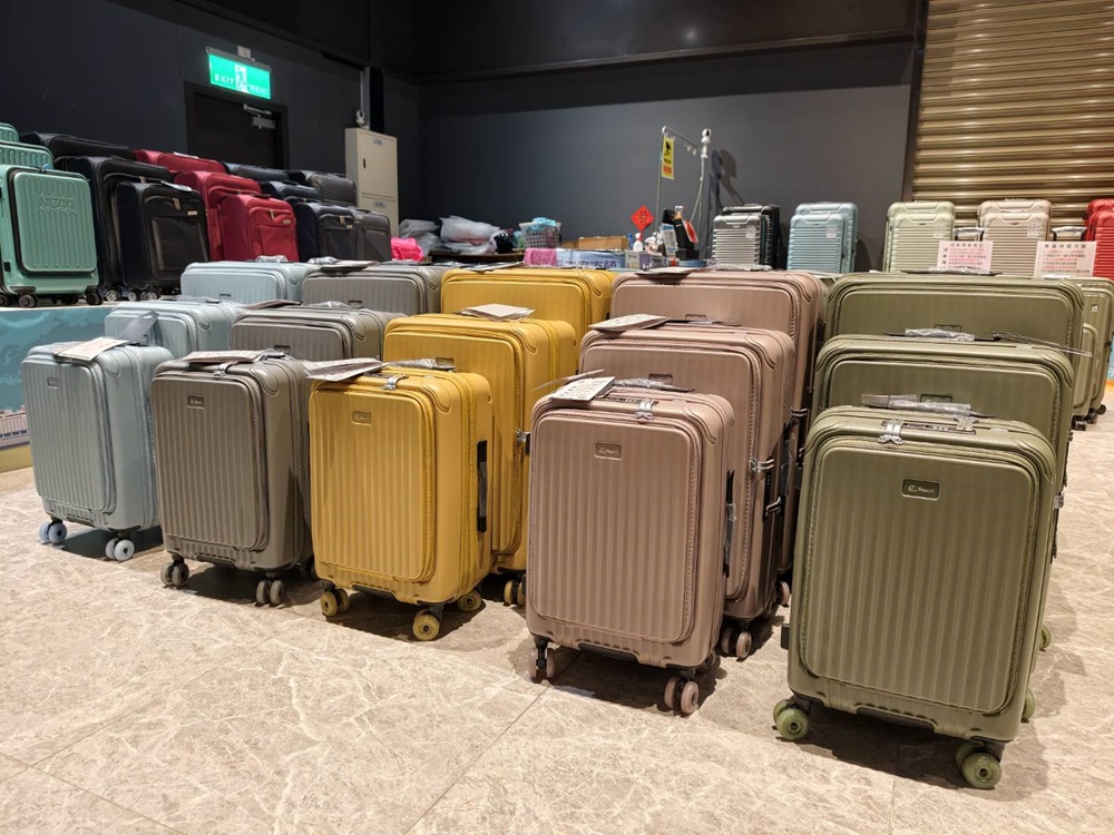 嘉義行李箱特賣會。嘉義in89豪華影城 加賀屋行李箱 全館990元起！前開式行李箱、鋁框箱、防潑水布箱、KANGOL、萬國行李箱、登機箱推薦！