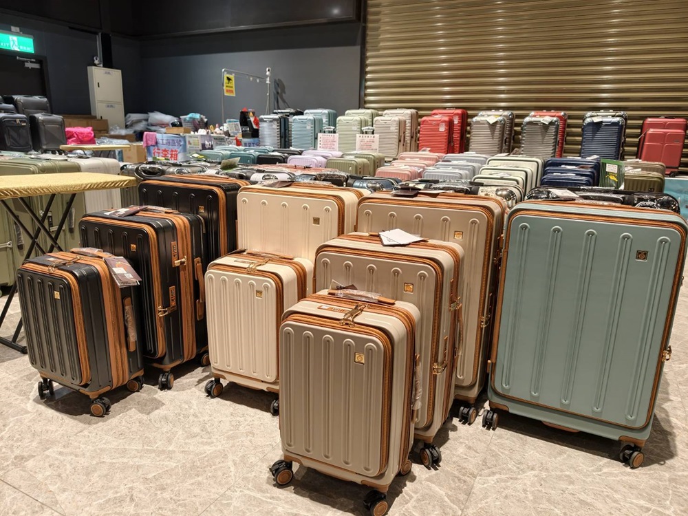 嘉義行李箱特賣會。嘉義in89豪華影城 加賀屋行李箱 全館990元起！前開式行李箱、鋁框箱、防潑水布箱、KANGOL、萬國行李箱、登機箱推薦！