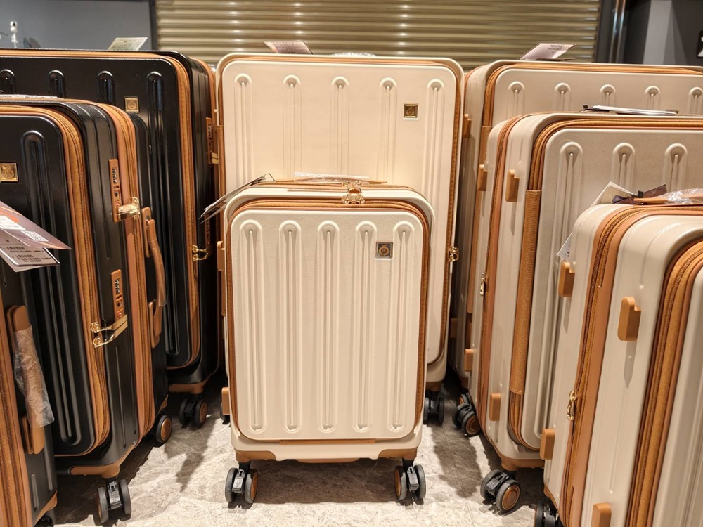 嘉義行李箱特賣會。嘉義in89豪華影城 加賀屋行李箱 全館990元起！前開式行李箱、鋁框箱、防潑水布箱、KANGOL、萬國行李箱、登機箱推薦！