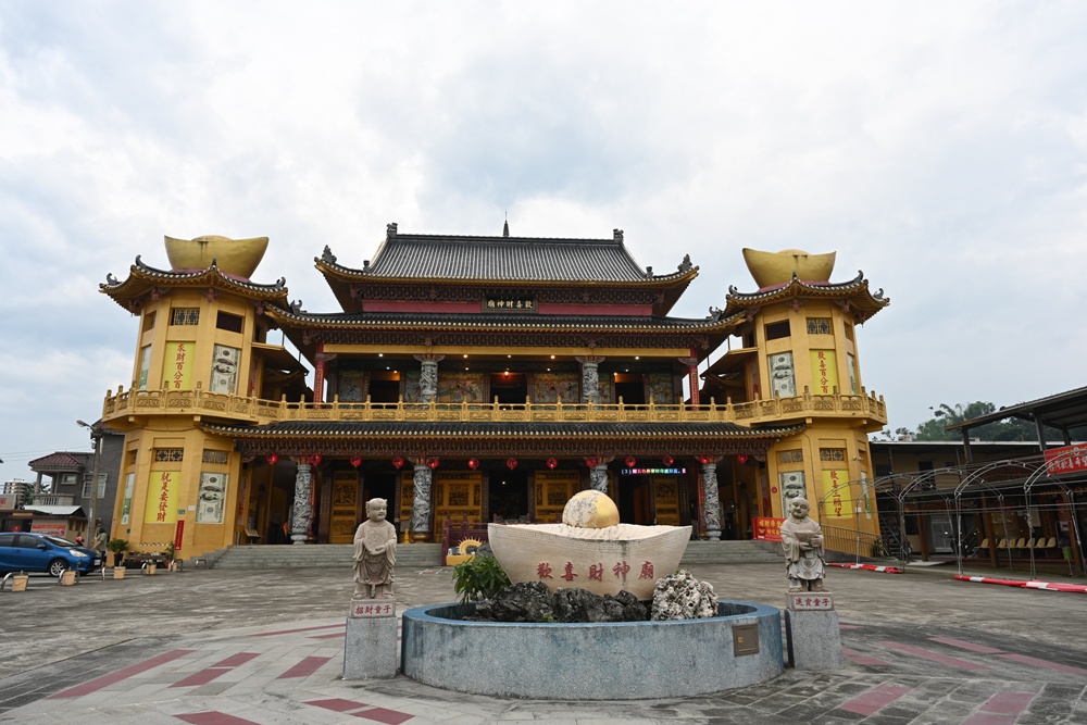 嘉義中埔歡喜財神廟｜全台唯一可以「打小人」的財神廟、送窮神、補財庫、巨大鈔票拍照景點！