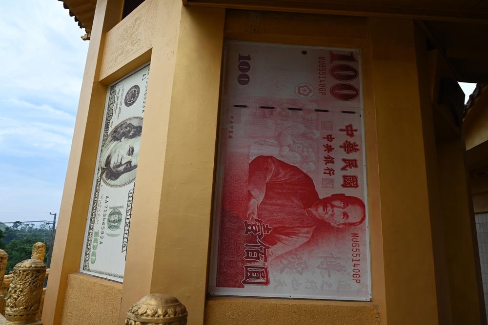 嘉義中埔歡喜財神廟｜全台唯一可以「打小人」的財神廟、送窮神、補財庫、巨大鈔票拍照景點！