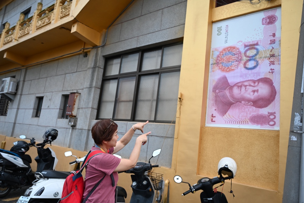 嘉義中埔歡喜財神廟｜全台唯一可以「打小人」的財神廟、送窮神、補財庫、巨大鈔票拍照景點！