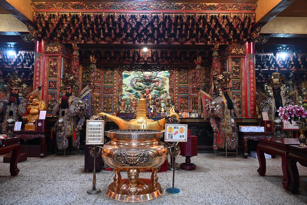 嘉義中埔歡喜財神廟｜全台唯一可以「打小人」的財神廟、送窮神、補財庫、巨大鈔票拍照景點！