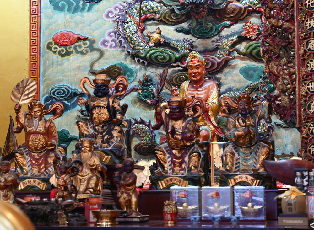 嘉義中埔歡喜財神廟｜全台唯一可以「打小人」的財神廟、送窮神、補財庫、巨大鈔票拍照景點！