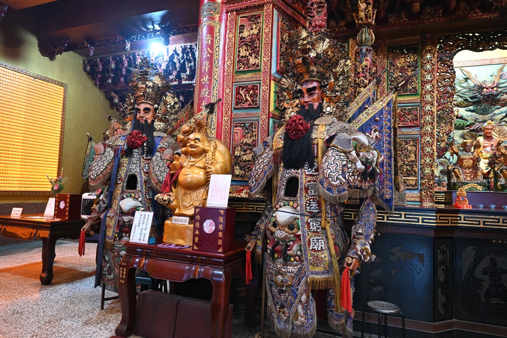 嘉義中埔歡喜財神廟｜全台唯一可以「打小人」的財神廟、送窮神、補財庫、巨大鈔票拍照景點！