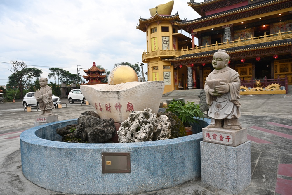 嘉義中埔歡喜財神廟｜全台唯一可以「打小人」的財神廟、送窮神、補財庫、巨大鈔票拍照景點！