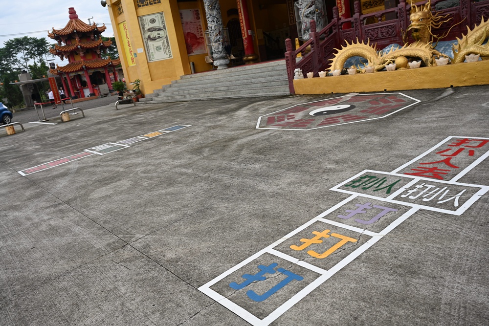 嘉義中埔歡喜財神廟｜全台唯一可以「打小人」的財神廟、送窮神、補財庫、巨大鈔票拍照景點！