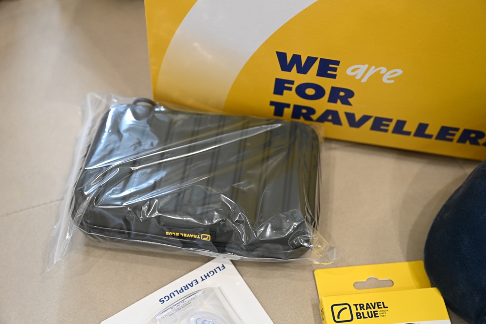 旅行好物推薦｜Travel Blue 藍旅 旅途有型禮盒 經典款 寧靜頸枕+親膚烤漆斜背包+全套舒眠配件