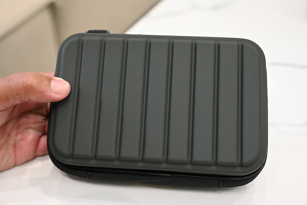 旅行好物推薦｜Travel Blue 藍旅 旅途有型禮盒 經典款 寧靜頸枕+親膚烤漆斜背包+全套舒眠配件