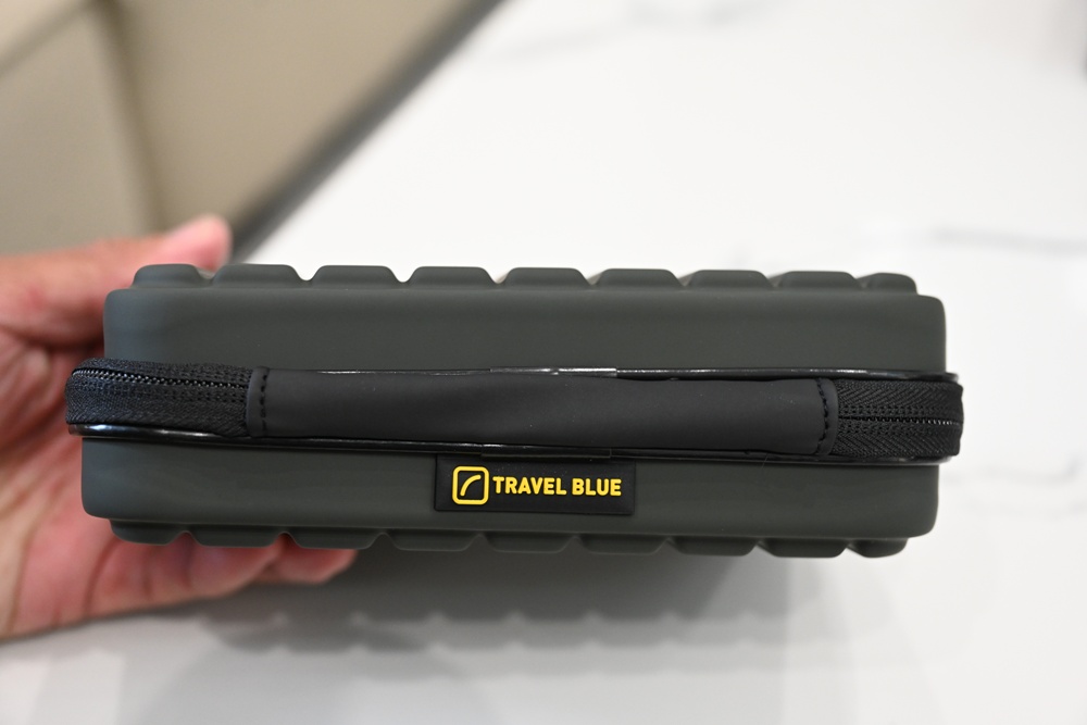 旅行好物推薦｜Travel Blue 藍旅 旅途有型禮盒 經典款 寧靜頸枕+親膚烤漆斜背包+全套舒眠配件