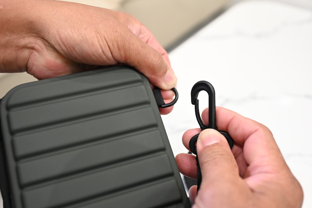 旅行好物推薦｜Travel Blue 藍旅 旅途有型禮盒 經典款 寧靜頸枕+親膚烤漆斜背包+全套舒眠配件