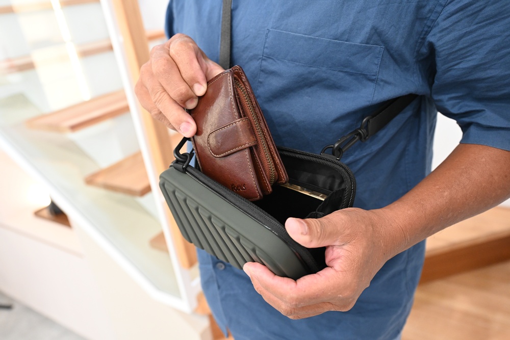 旅行好物推薦｜Travel Blue 藍旅 旅途有型禮盒 經典款 寧靜頸枕+親膚烤漆斜背包+全套舒眠配件