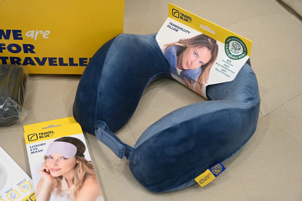 旅行好物推薦｜Travel Blue 藍旅 旅途有型禮盒 經典款 寧靜頸枕+親膚烤漆斜背包+全套舒眠配件