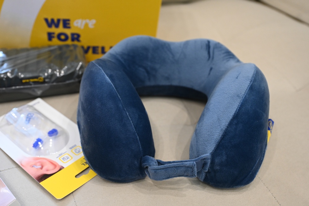 旅行好物推薦｜Travel Blue 藍旅 旅途有型禮盒 經典款 寧靜頸枕+親膚烤漆斜背包+全套舒眠配件