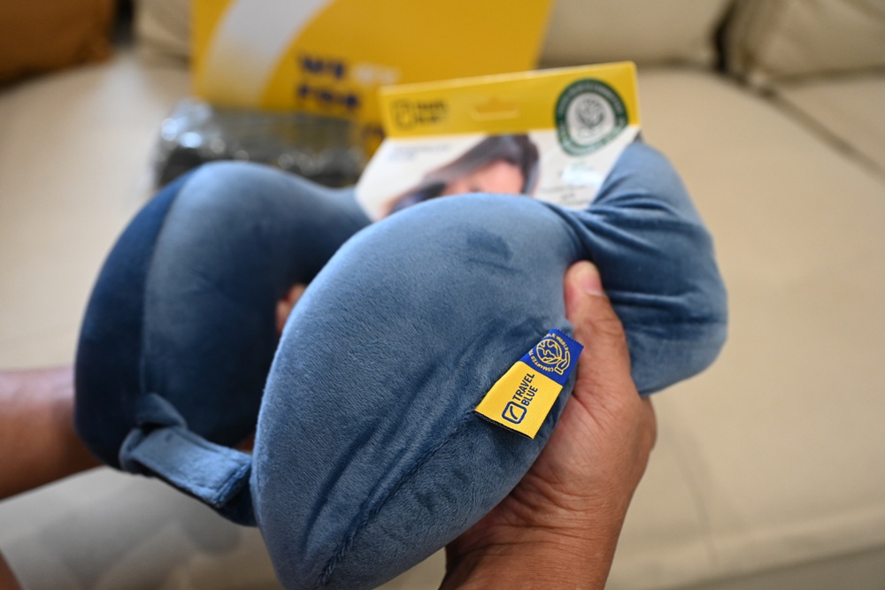 旅行好物推薦｜Travel Blue 藍旅 旅途有型禮盒 經典款 寧靜頸枕+親膚烤漆斜背包+全套舒眠配件