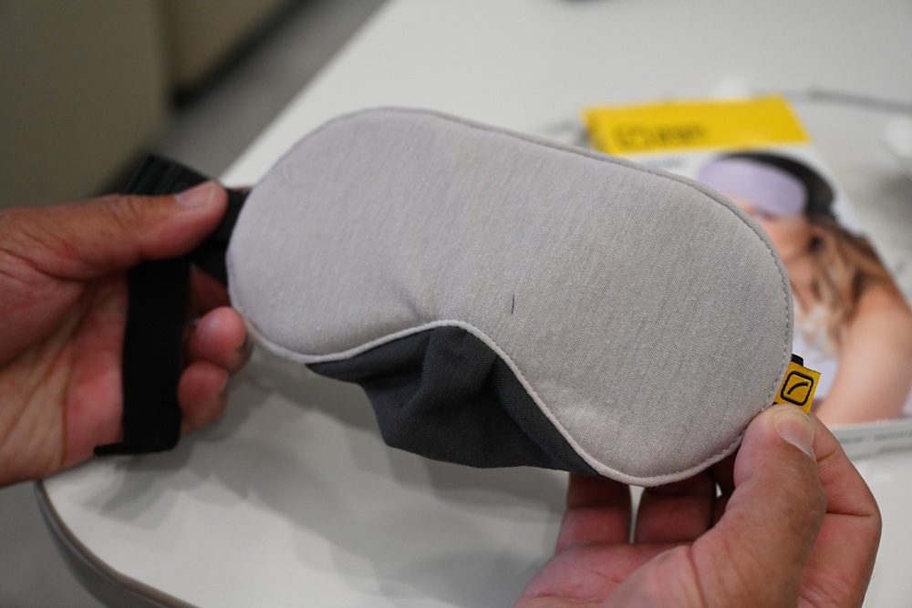 旅行好物推薦｜Travel Blue 藍旅 旅途有型禮盒 經典款 寧靜頸枕+親膚烤漆斜背包+全套舒眠配件