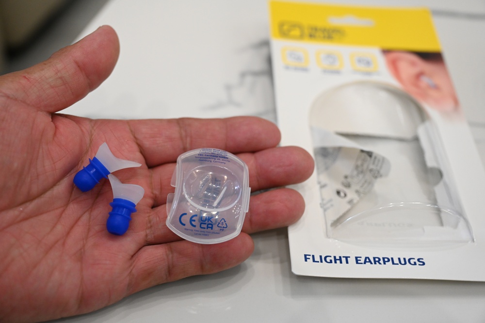 旅行好物推薦｜Travel Blue 藍旅 旅途有型禮盒 經典款 寧靜頸枕+親膚烤漆斜背包+全套舒眠配件