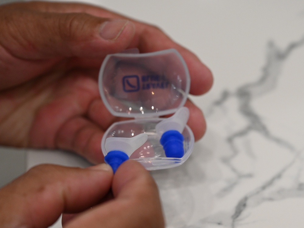 旅行好物推薦｜Travel Blue 藍旅 旅途有型禮盒 經典款 寧靜頸枕+親膚烤漆斜背包+全套舒眠配件