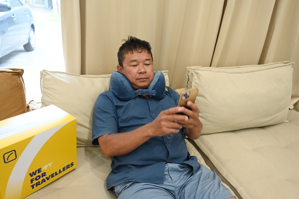 旅行好物推薦｜Travel Blue 藍旅 旅途有型禮盒 經典款 寧靜頸枕+親膚烤漆斜背包+全套舒眠配件