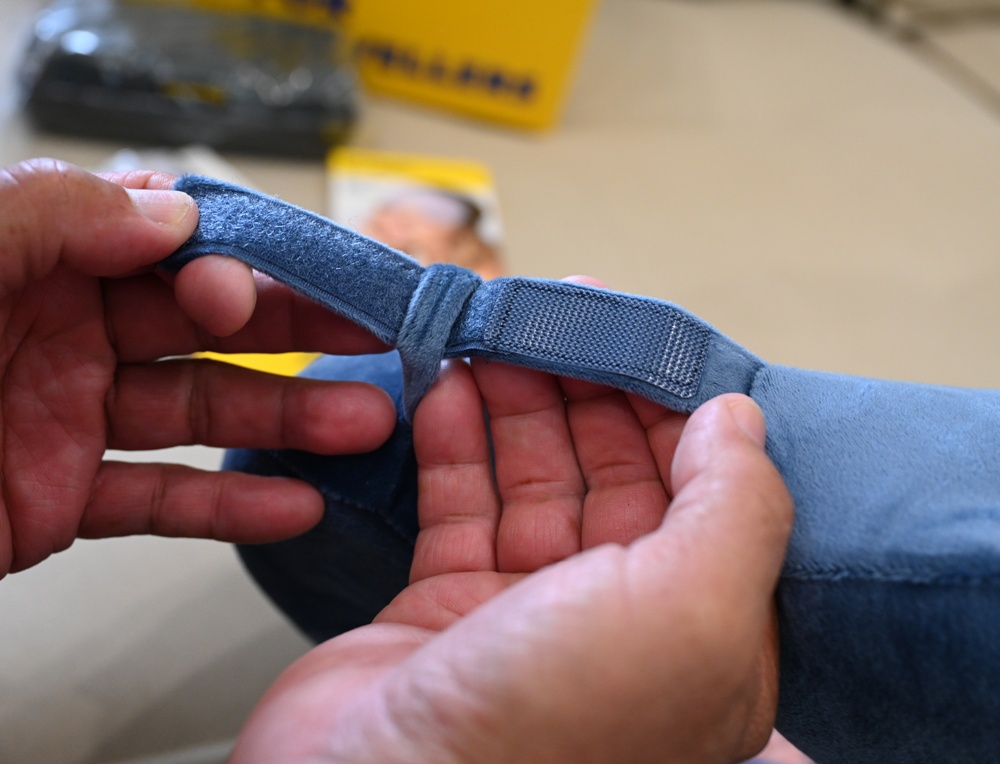 旅行好物推薦｜Travel Blue 藍旅 旅途有型禮盒 經典款 寧靜頸枕+親膚烤漆斜背包+全套舒眠配件