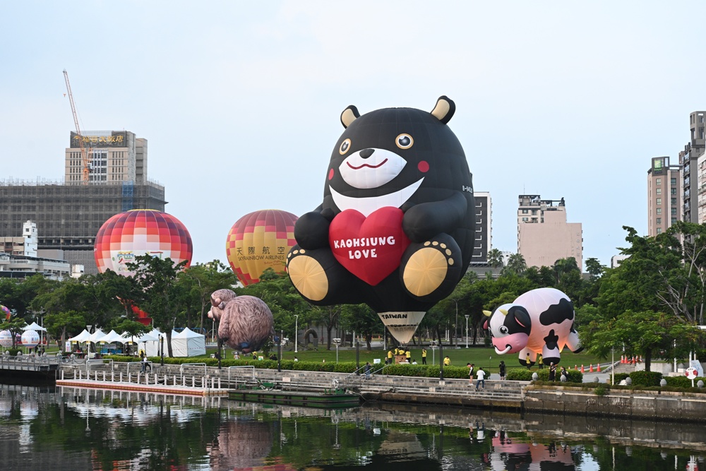 2025高雄愛‧月熱氣球｜雙十連假必訪！巨萌「高雄熊」熱氣球在愛河升空！