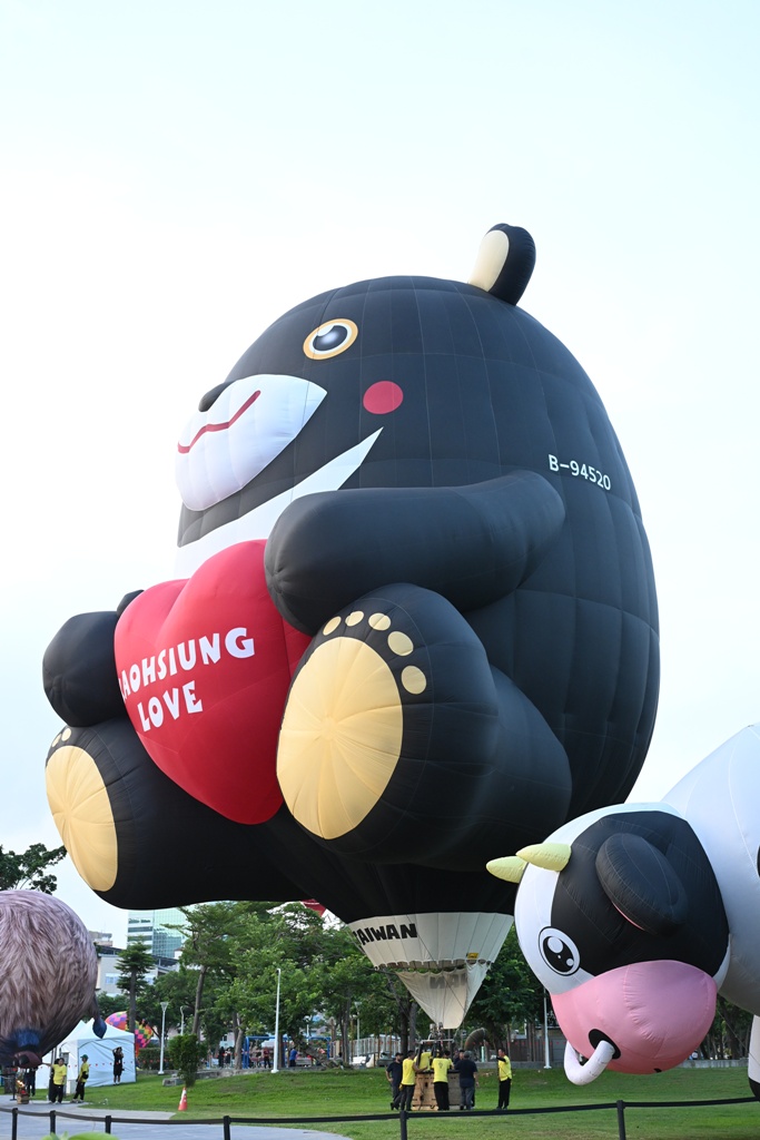 2025高雄愛‧月熱氣球｜雙十連假必訪！巨萌「高雄熊」熱氣球在愛河升空！