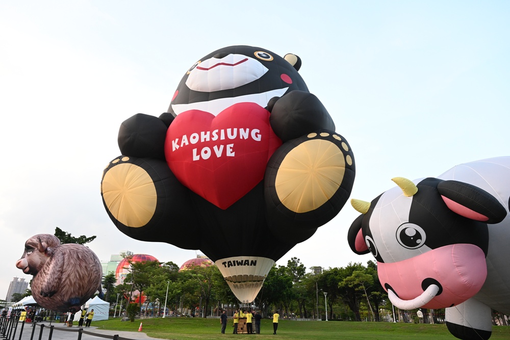2025高雄愛‧月熱氣球｜雙十連假必訪！巨萌「高雄熊」熱氣球在愛河升空！