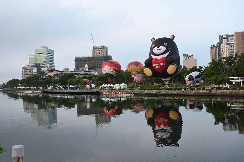 2025高雄愛‧月熱氣球｜雙十連假必訪！巨萌「高雄熊」熱氣球在愛河升空！