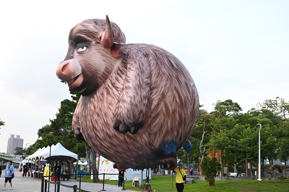 2025高雄愛‧月熱氣球｜雙十連假必訪！巨萌「高雄熊」熱氣球在愛河升空！