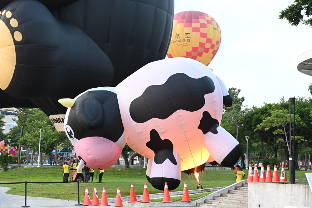 2025高雄愛‧月熱氣球｜雙十連假必訪！巨萌「高雄熊」熱氣球在愛河升空！