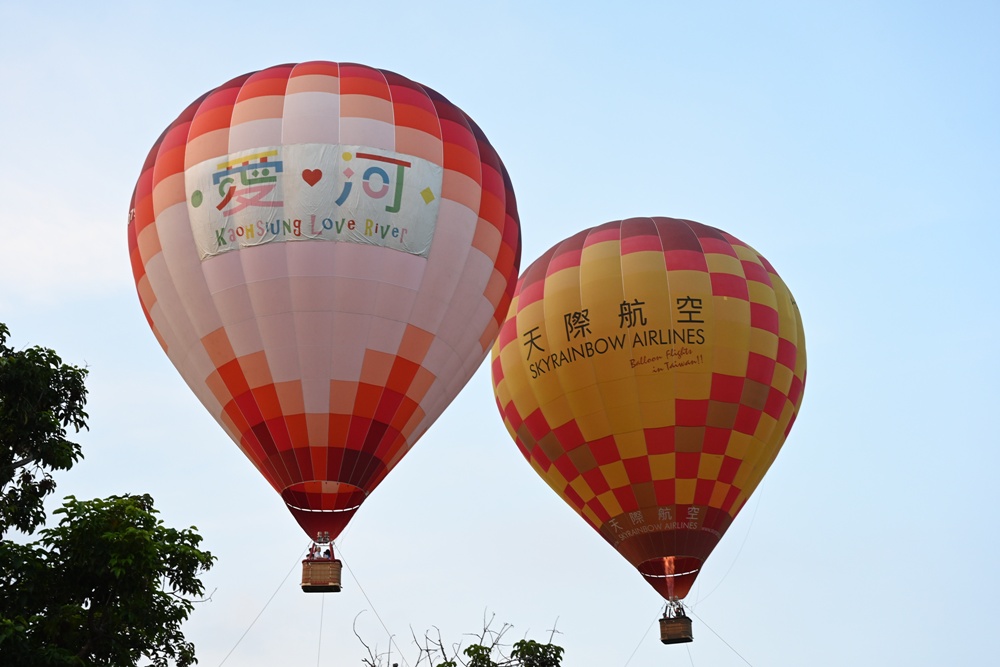 2025高雄愛‧月熱氣球｜雙十連假必訪！巨萌「高雄熊」熱氣球在愛河升空！