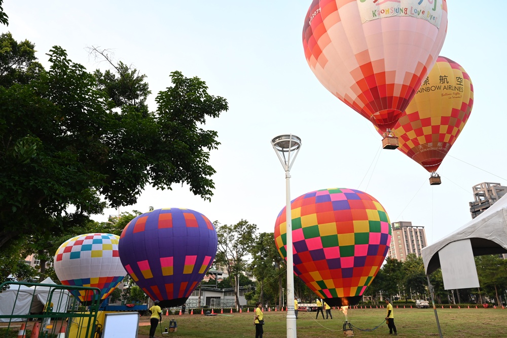 2025高雄愛‧月熱氣球｜雙十連假必訪！巨萌「高雄熊」熱氣球在愛河升空！