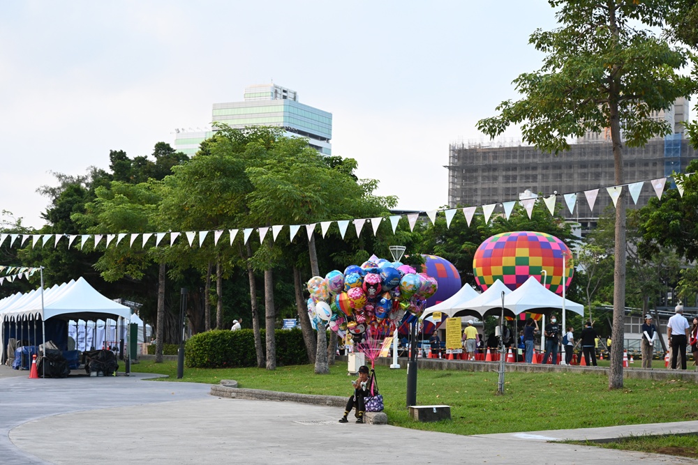 2025高雄愛‧月熱氣球｜雙十連假必訪！巨萌「高雄熊」熱氣球在愛河升空！