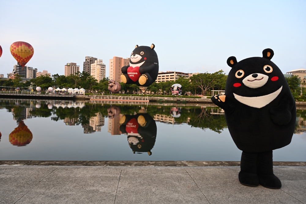 2025高雄愛‧月熱氣球｜雙十連假必訪！巨萌「高雄熊」熱氣球在愛河升空！