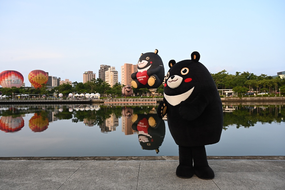 2025高雄愛‧月熱氣球｜雙十連假必訪！巨萌「高雄熊」熱氣球在愛河升空！