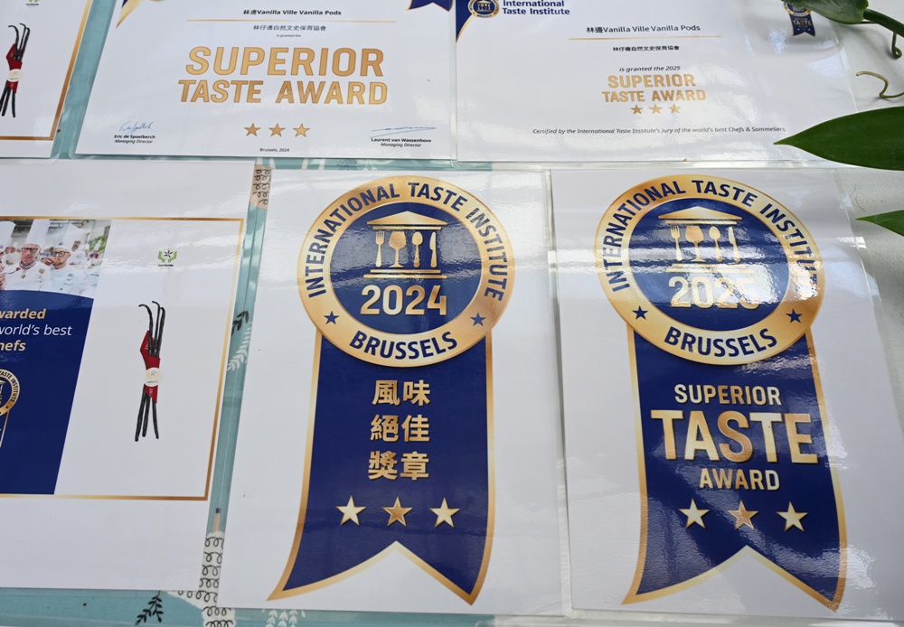 屏東佳冬｜向陽香莢蘭園 光電板下綻放的「香料皇后」榮獲2024、2025比利時iTQi三星獎！香草下午茶、DIY香草精！
