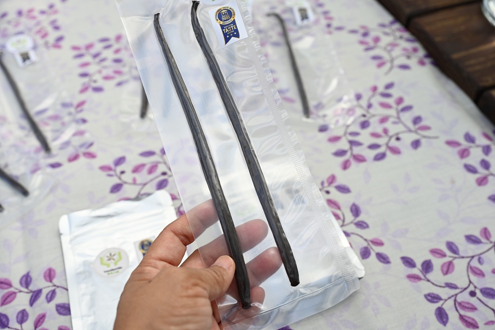 屏東佳冬｜向陽香莢蘭園 光電板下綻放的「香料皇后」榮獲2024、2025比利時iTQi三星獎！香草下午茶、DIY香草精！