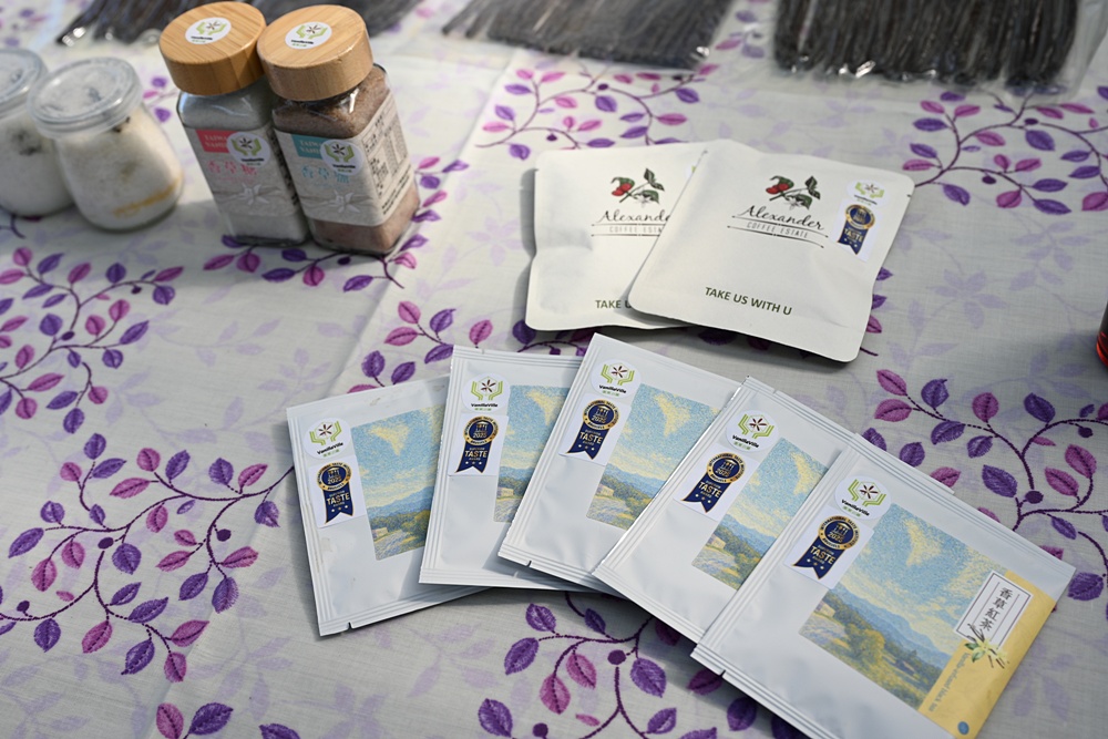 屏東佳冬｜向陽香莢蘭園 光電板下綻放的「香料皇后」榮獲2024、2025比利時iTQi三星獎！香草下午茶、DIY香草精！