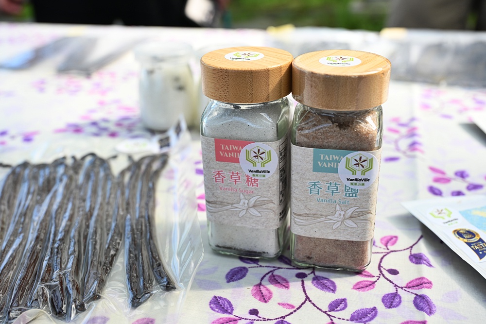 屏東佳冬｜向陽香莢蘭園 光電板下綻放的「香料皇后」榮獲2024、2025比利時iTQi三星獎！香草下午茶、DIY香草精！